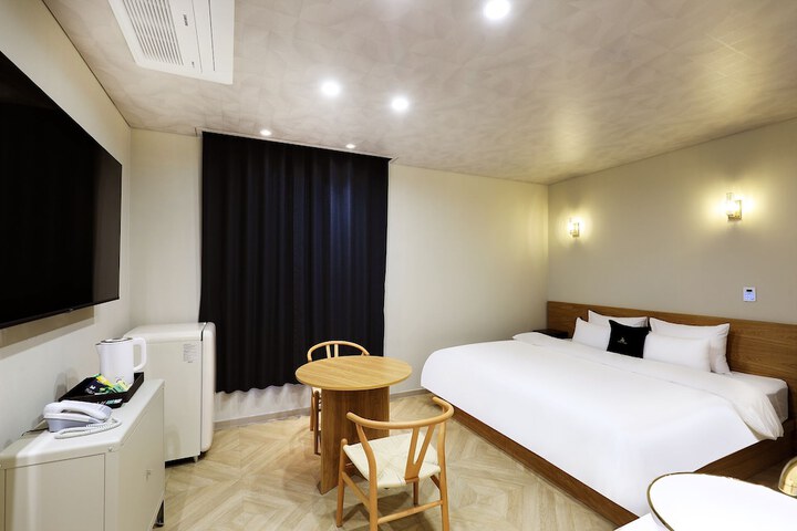 Room 5 of 61