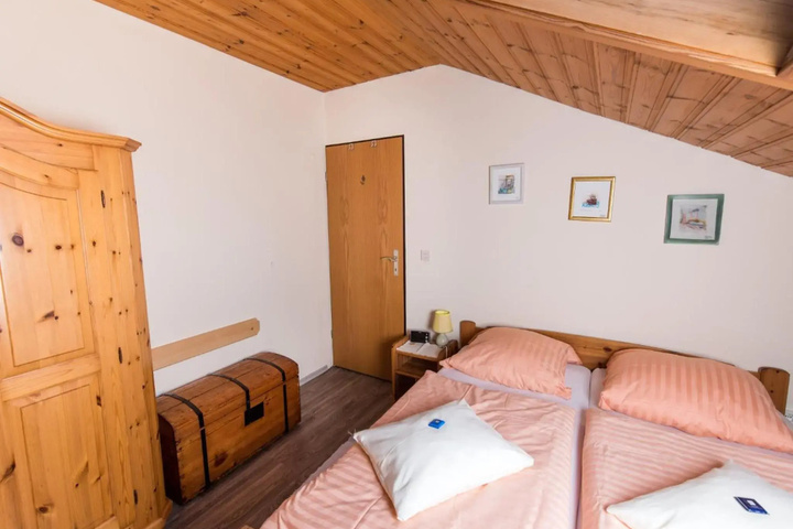 Room 4 of 7