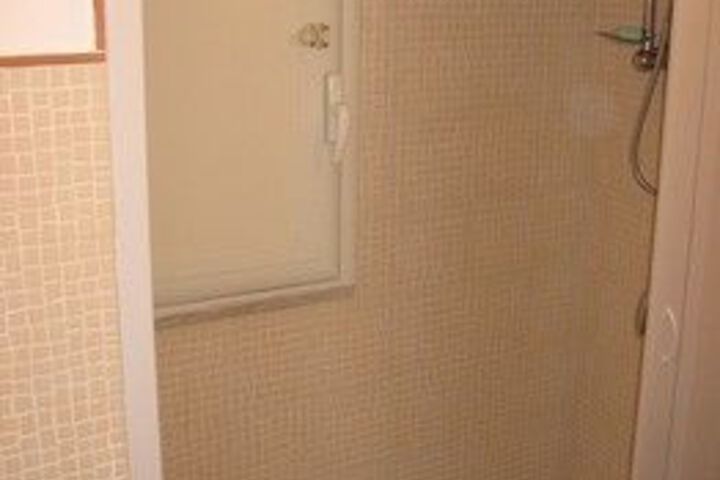 Room 4 of 15