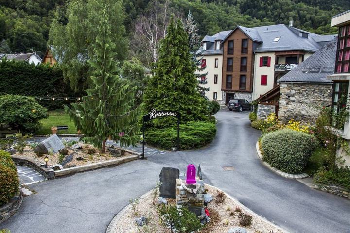 Hotel Exterior 70 of 71