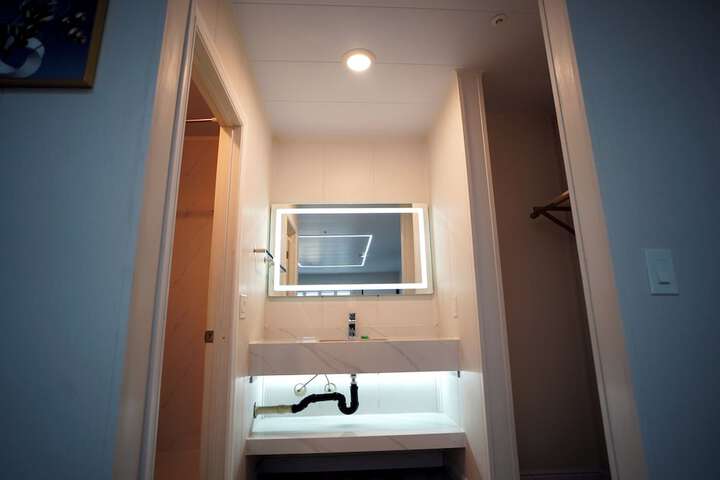 Basic Single Room (1 of 7)