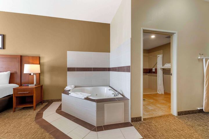 1 King Bed (1 of 13)