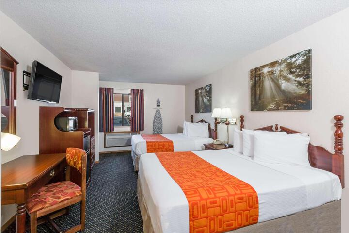 1 Queen Bed (8 of 10)