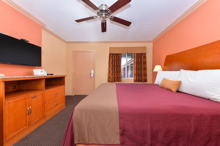 1 King Bed (3 of 10)