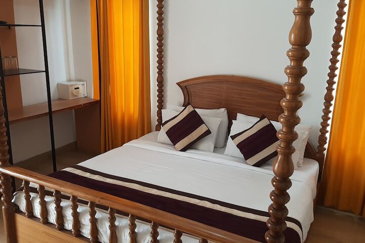 Room 6 of 10