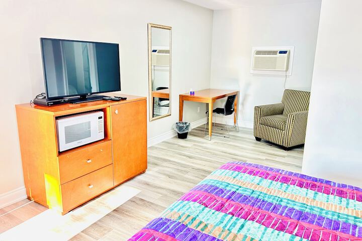 Room 4 of 12