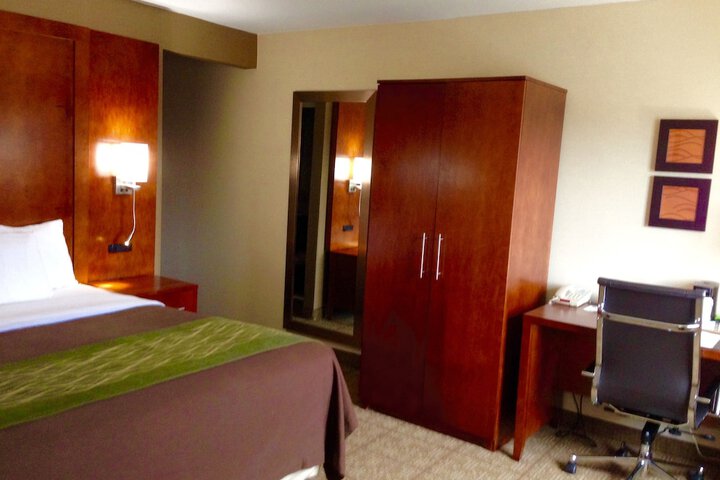 1 Queen Bed Accessible (24 of 24)