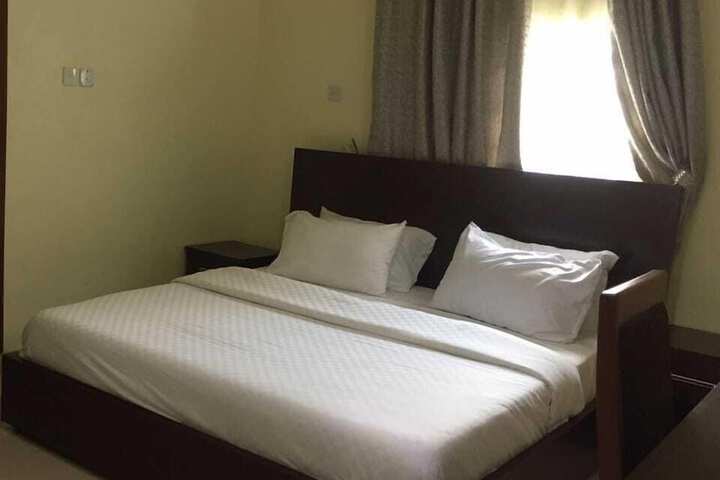 Room 4 of 10