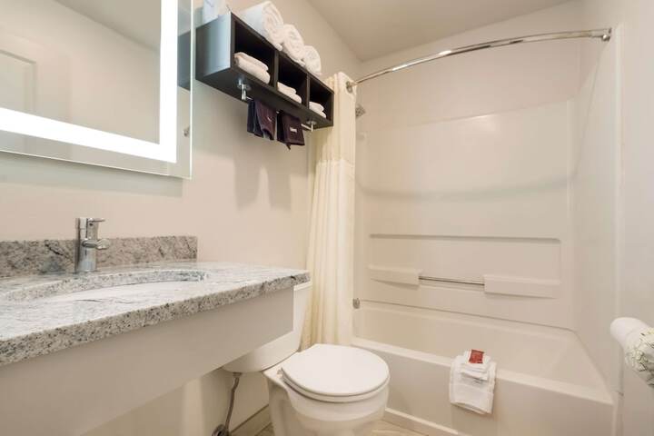 1 King Bed Work Desk High Speed Internet Accessible Microwave and Refrigerator, Coffee M (5 of 18)