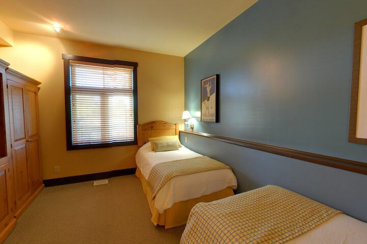 Room 13 of 102
