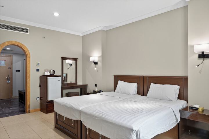 Room 6 of 8