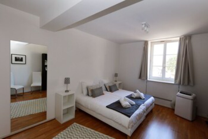 Room 27 of 38