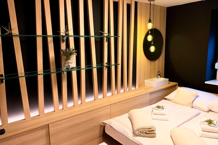 Room 10 of 98