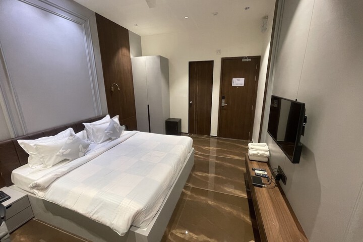 Room 10 of 34