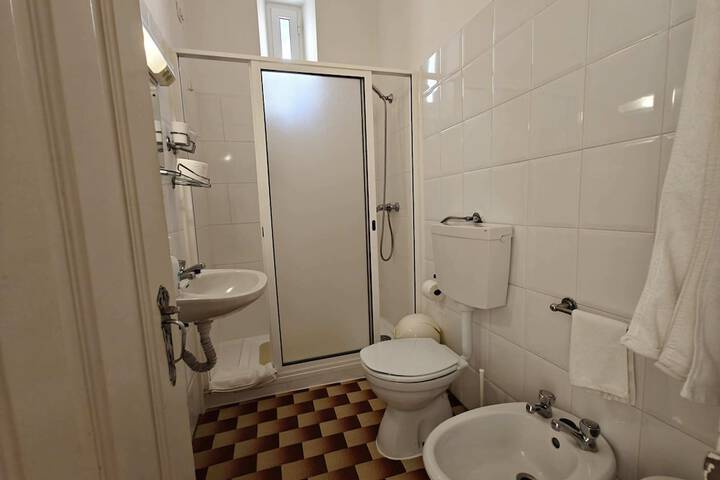 Room 103 of 141