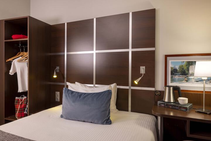 Room 17 of 44