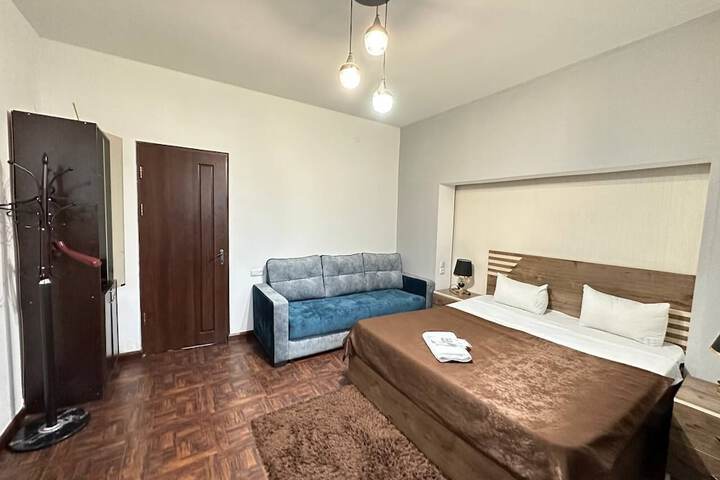 Room 6 of 12