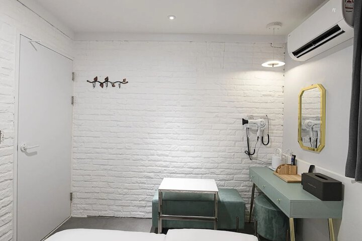 Room 6 of 24