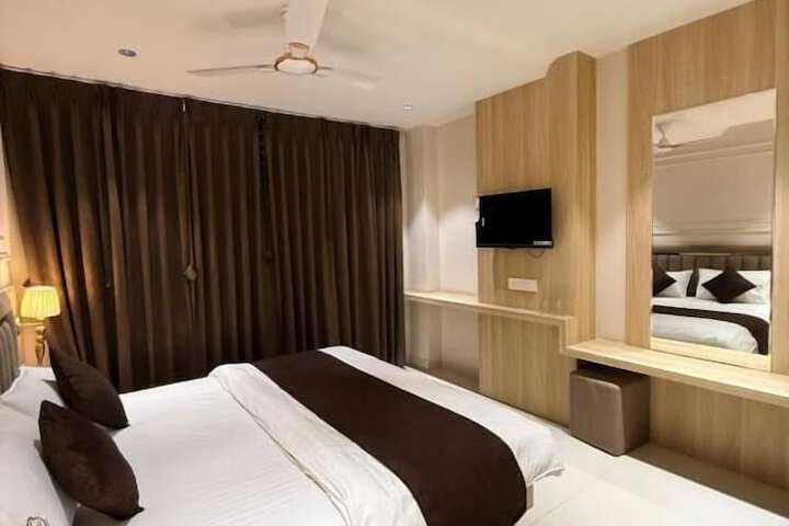 Room 27 of 34