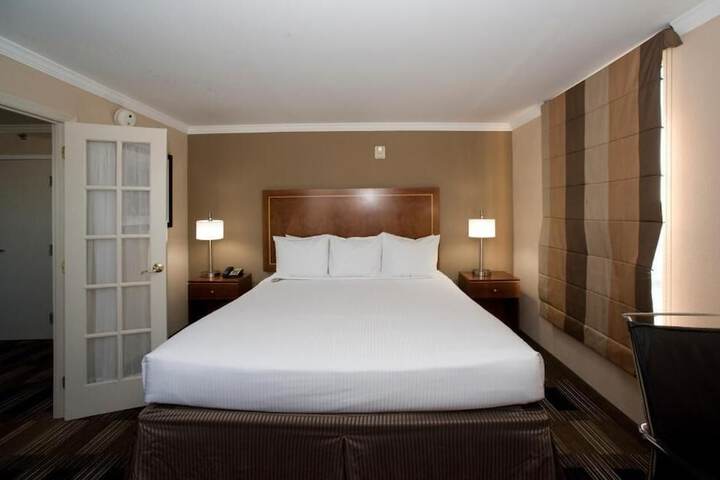 1 King Bed (4 of 12)