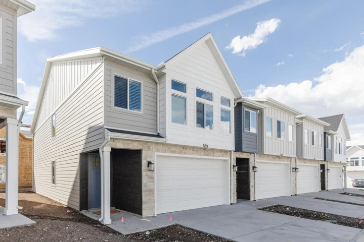Exterior of New Designer Townhome w Trailer Parking Games