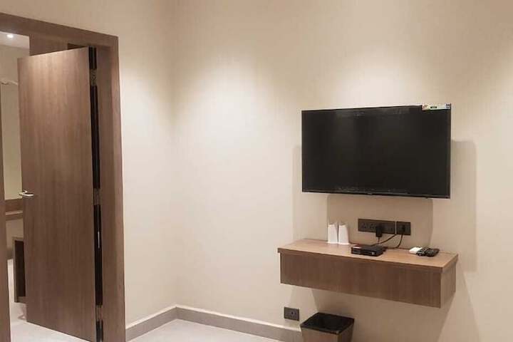 Room 4 of 9