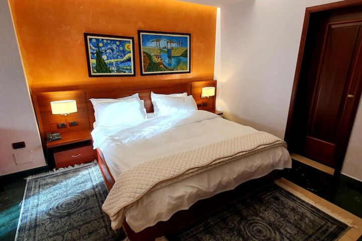 Room 11 of 28