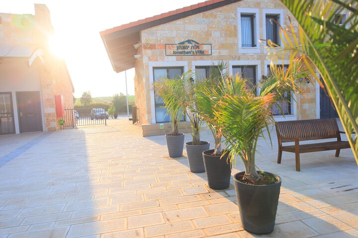 Hotel Exterior 6 of 36