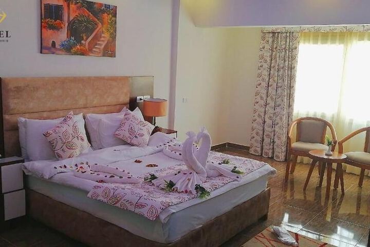Room 6 of 33