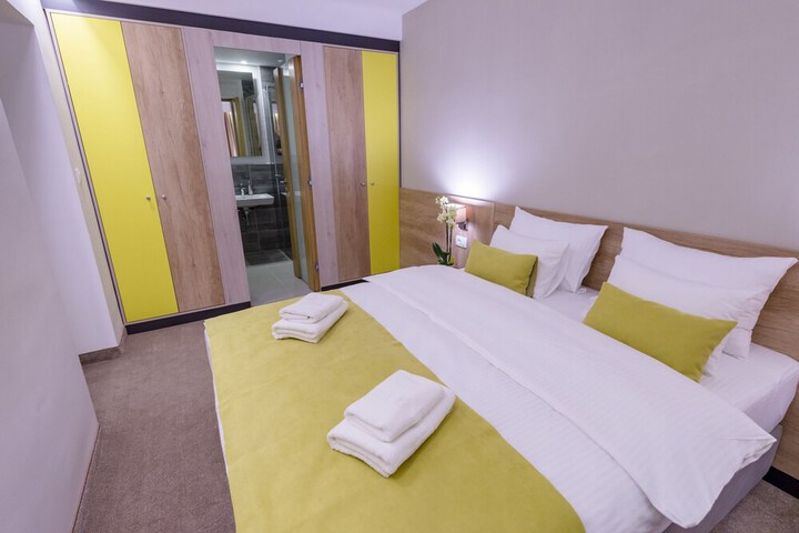 Room 5 of 27