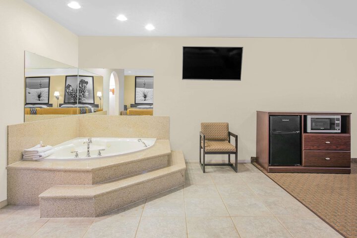 Room 4 of 15