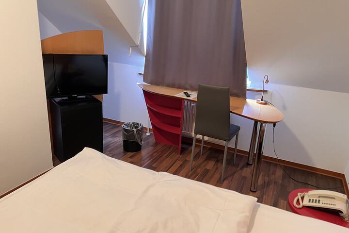 Room 4 of 24