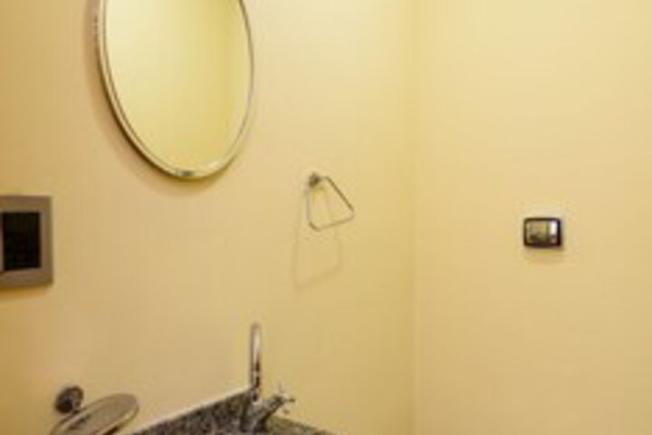 Room 2 of 33