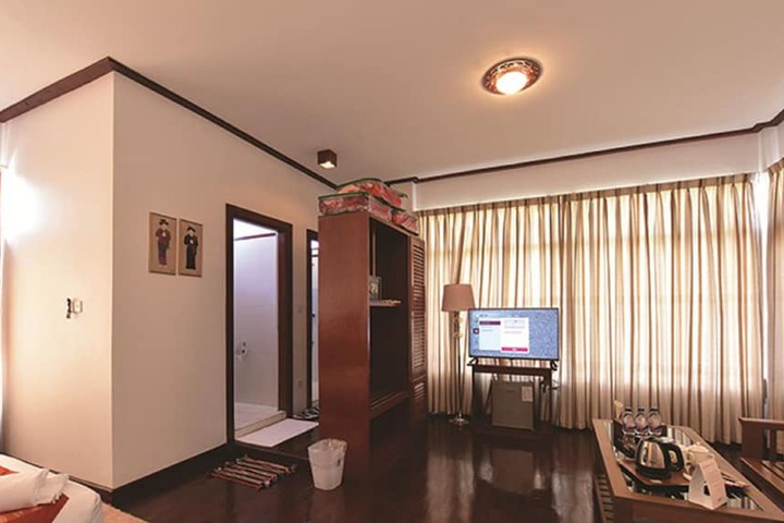 Room 8 of 28