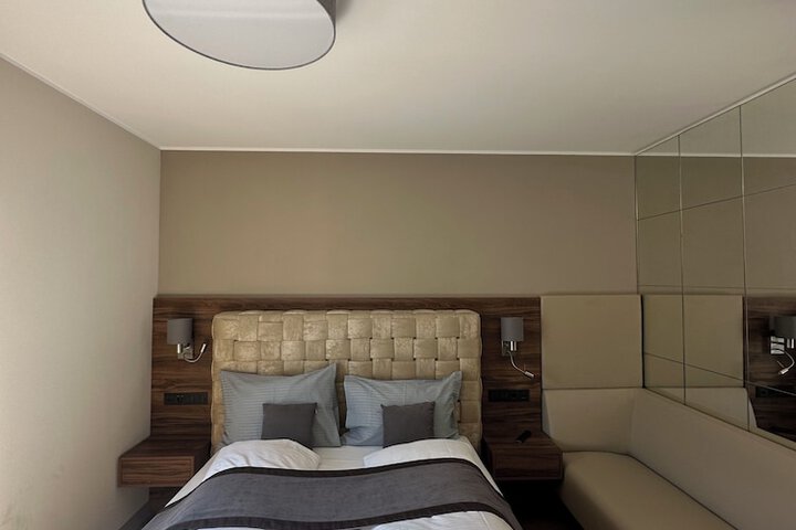 Room 10 of 100