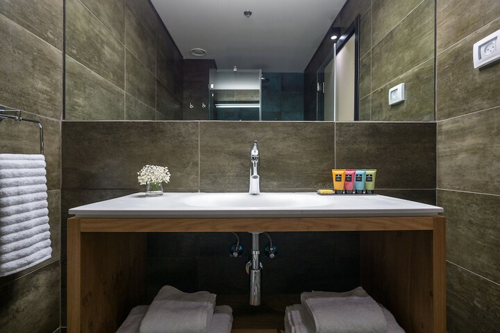 Room 13 of 32