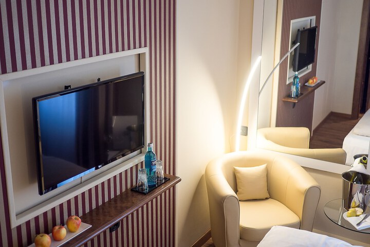 Room 9 of 33