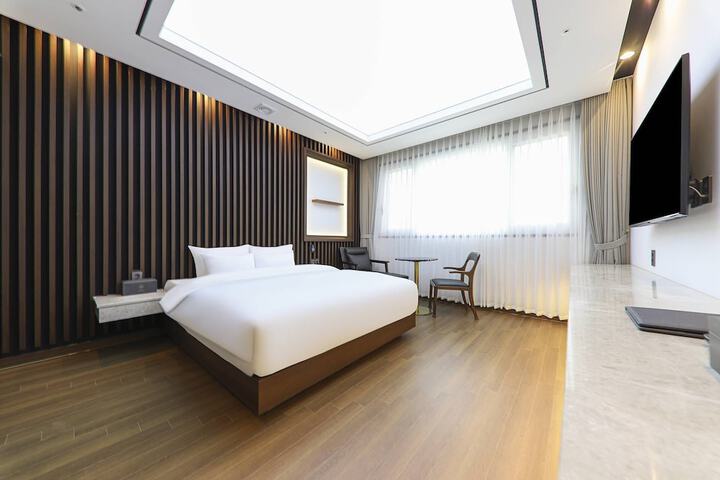 Room 14 of 77