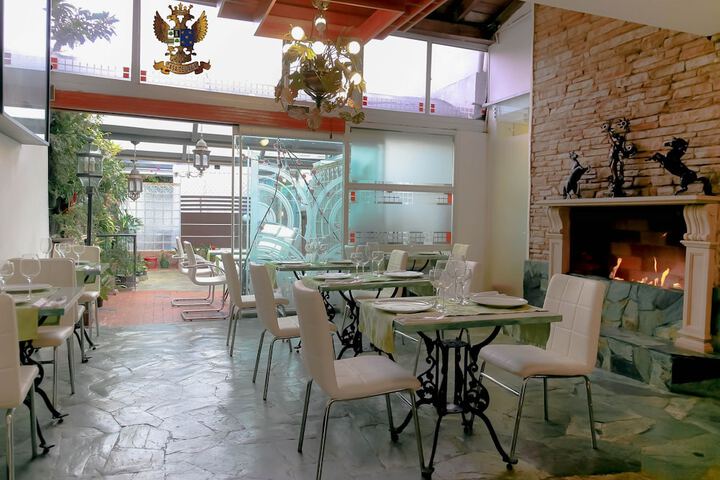 Dining 7 of 9