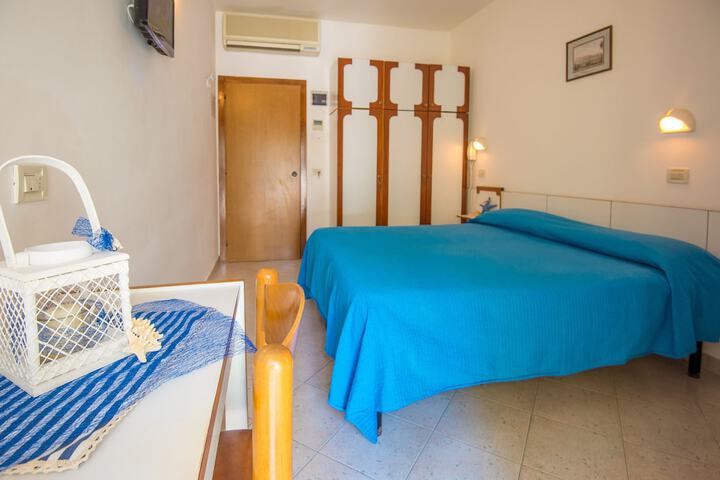 Room 6 of 16