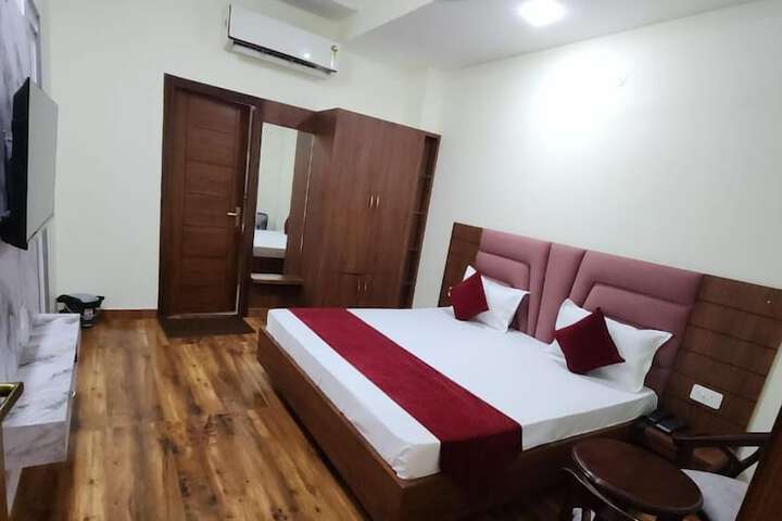 Room 2 of 5