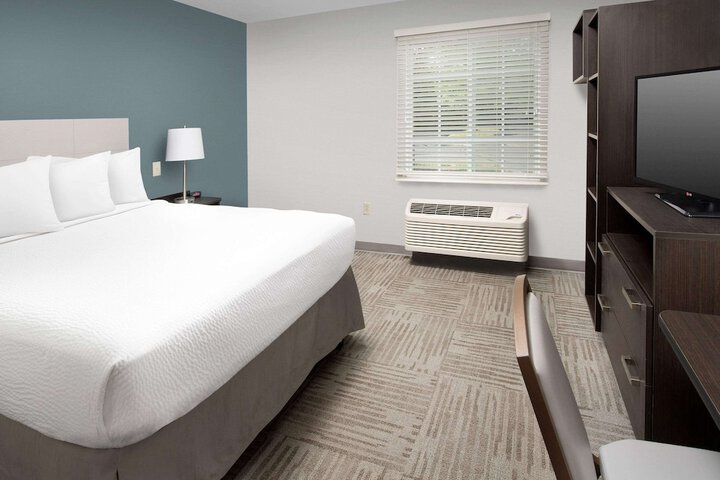 1 Queen Bed (7 of 11)