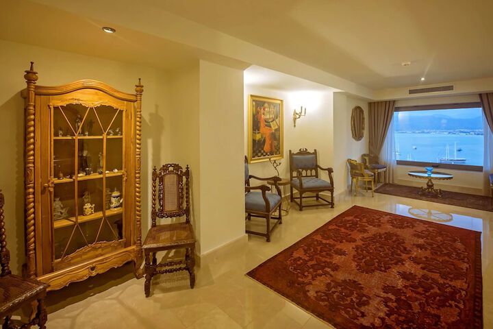 Guest Lobby
