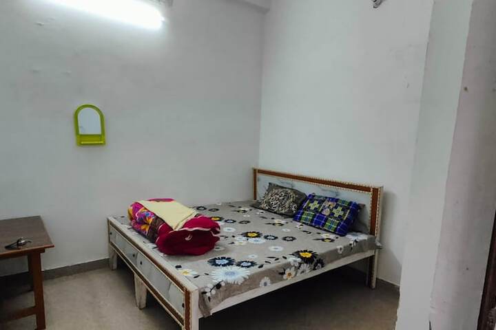 Room 4 of 9
