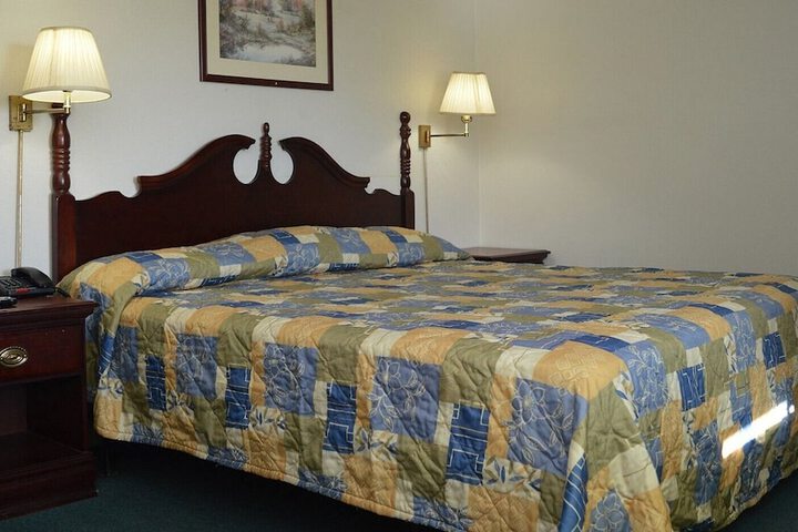 1 King Bed (4 of 5)