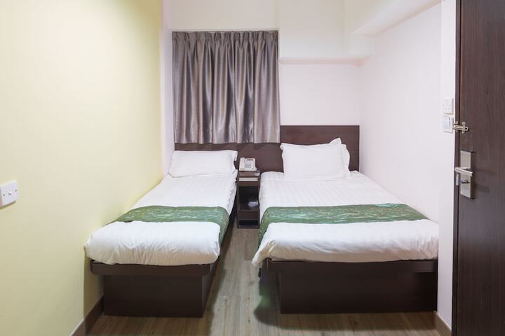 Room 7 of 33