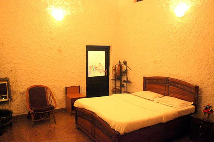 Room 4 of 10