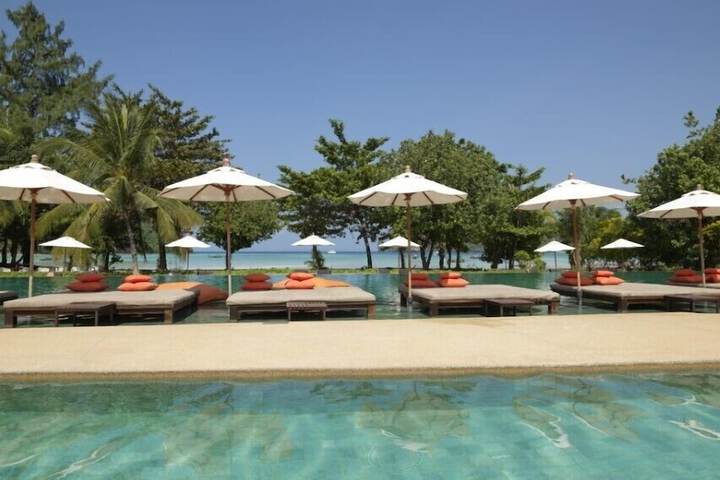 Hotel Pool