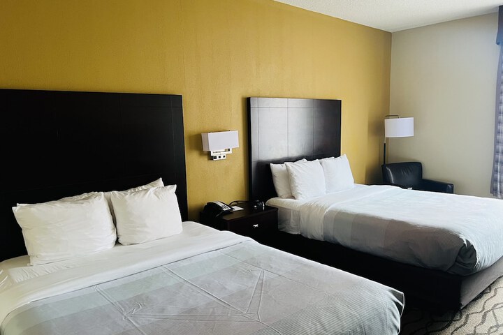2 Queen Beds (2 of 14)
