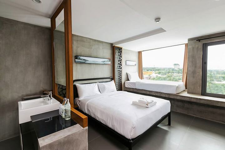 Room 11 of 32